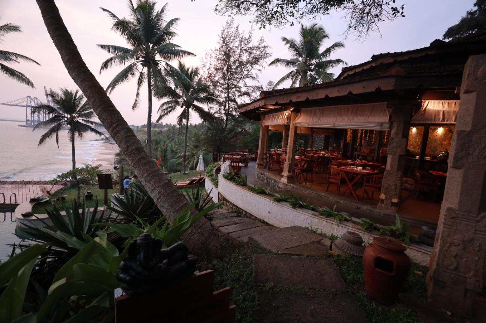 Niraamaya Wellness Retreats, Surya Samudra, Ковалам Экстерьер фото
